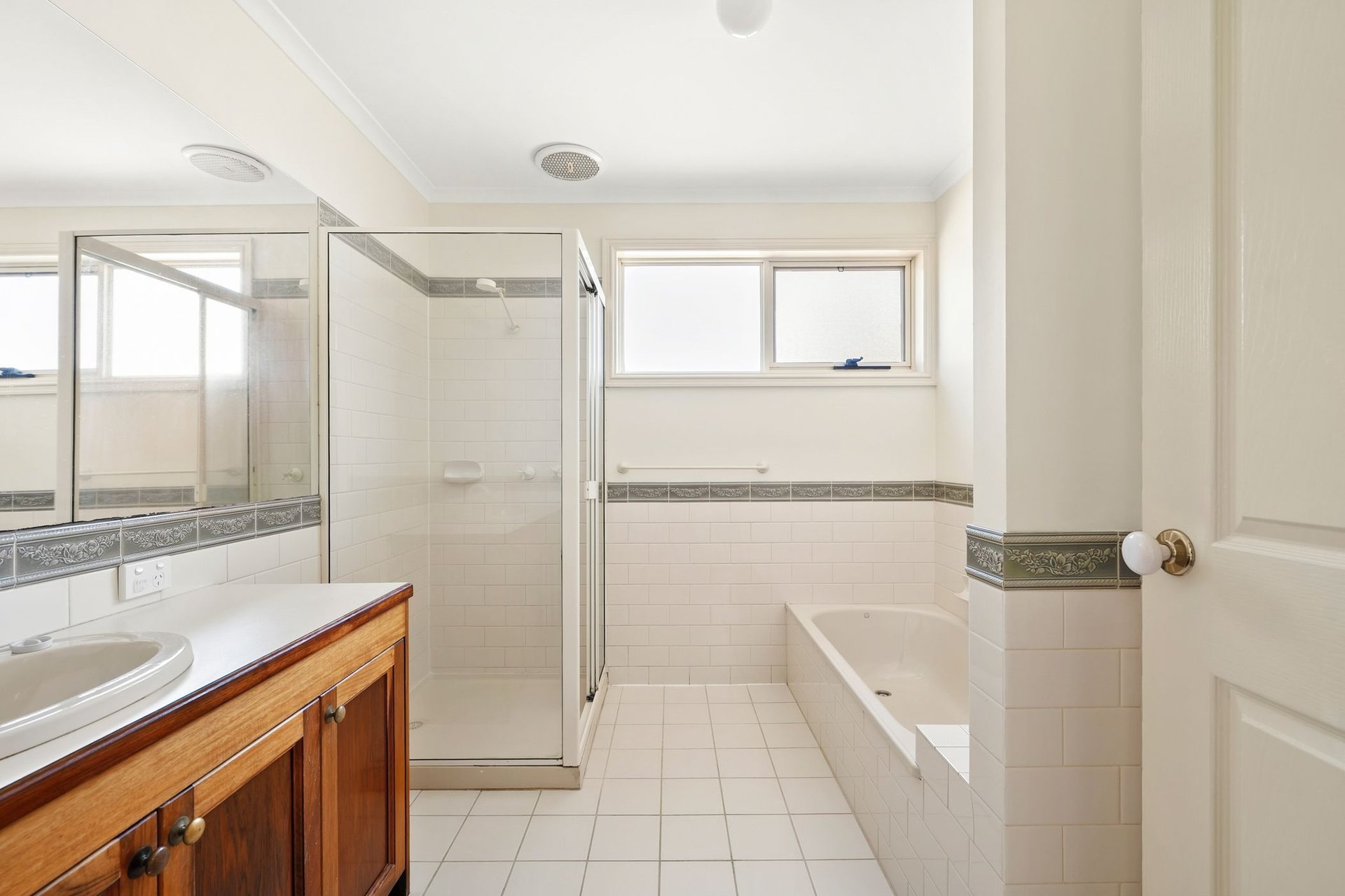 1/130 West Fyans Street, Newtown image 5