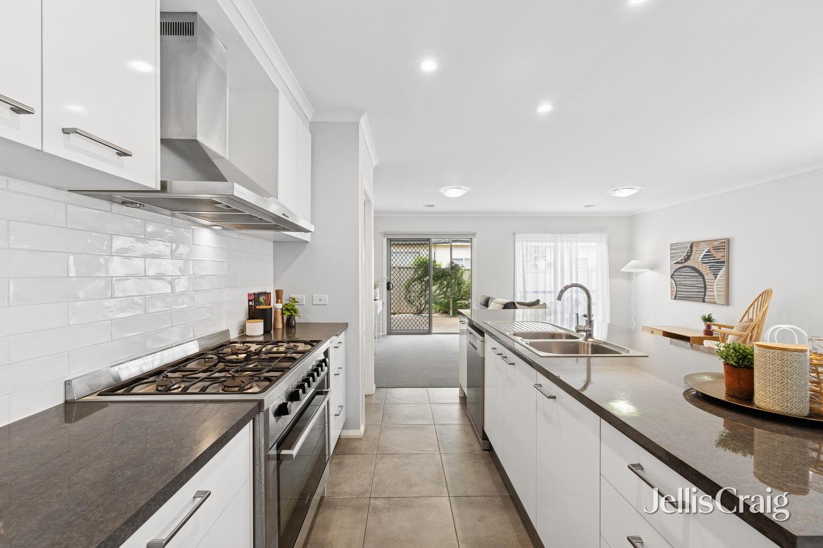 1/131 Larter Street, Canadian image 3