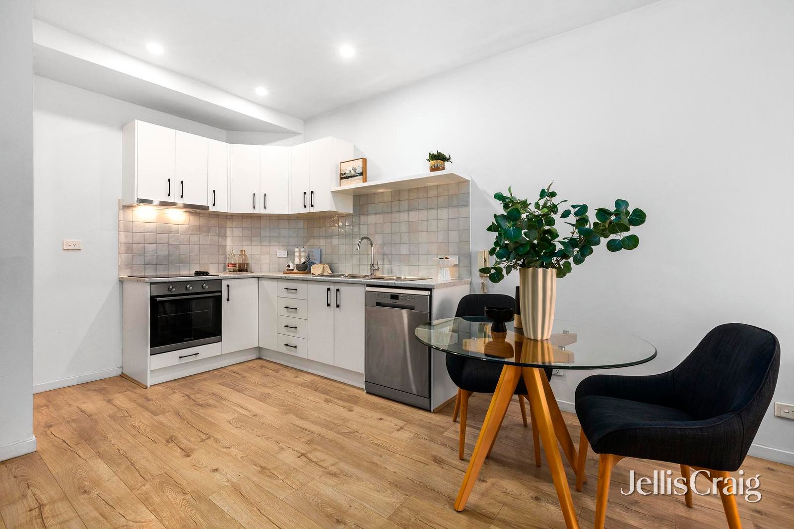 1/145 Ormond Road, Elwood image 2