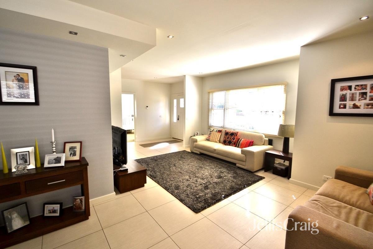 1/147 Bradshaw Street, Essendon image 2