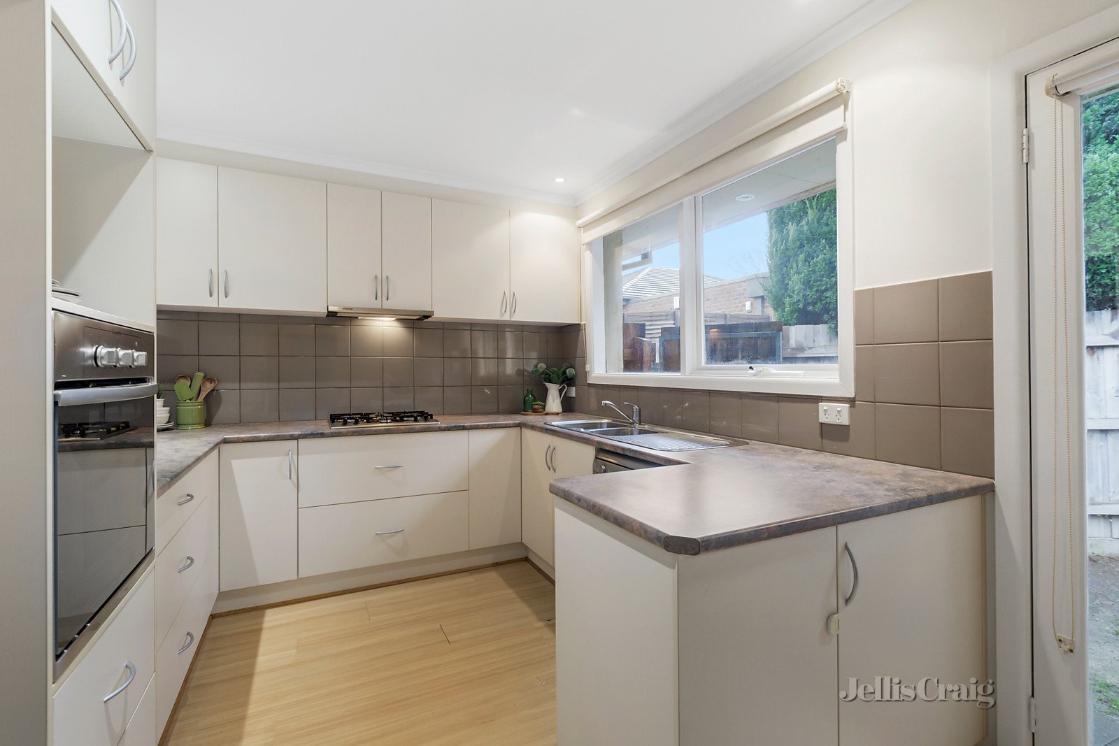 1/15 Boronia Grove, Doncaster East image 3
