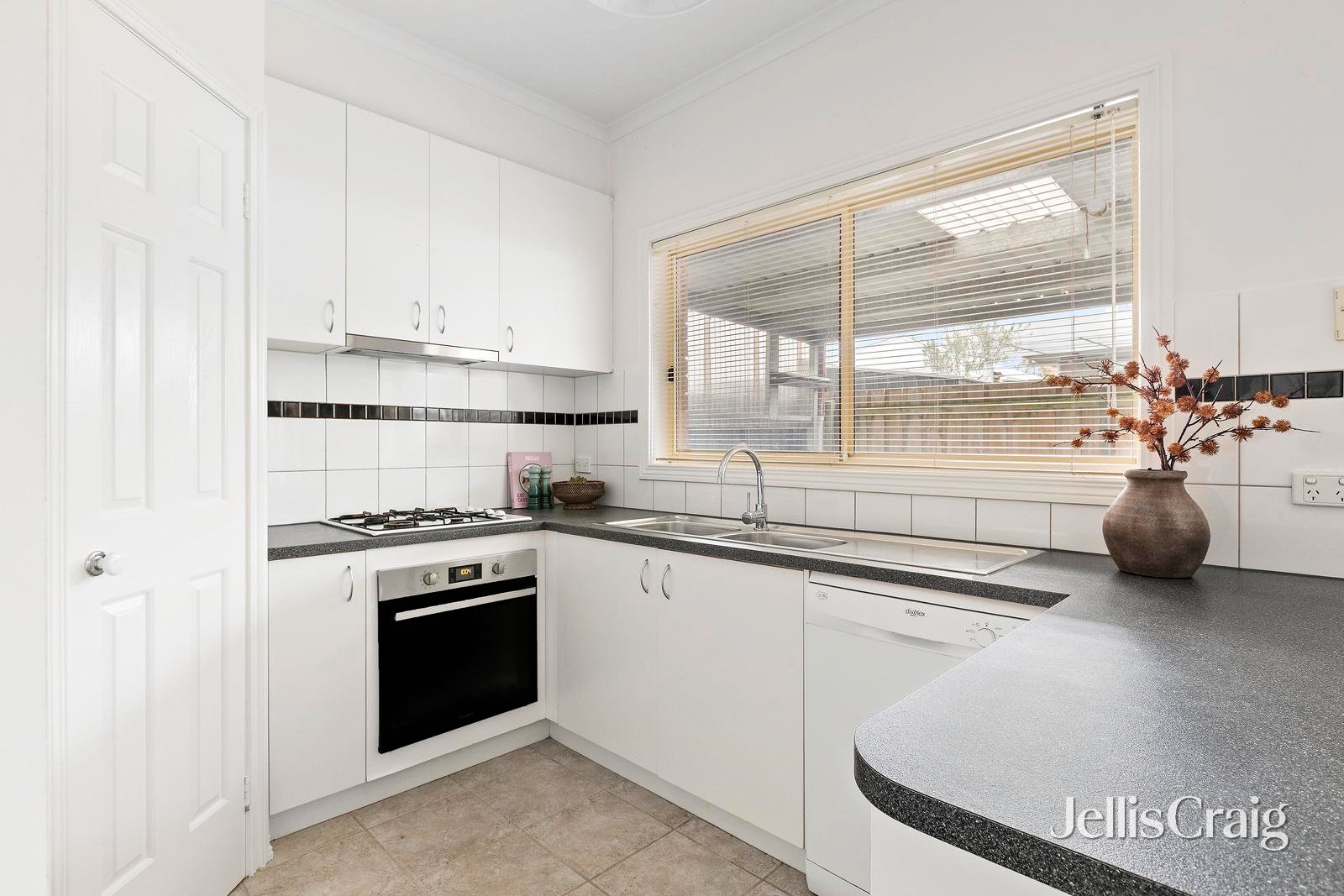 1/15 Cambridge Street, Maidstone image 3