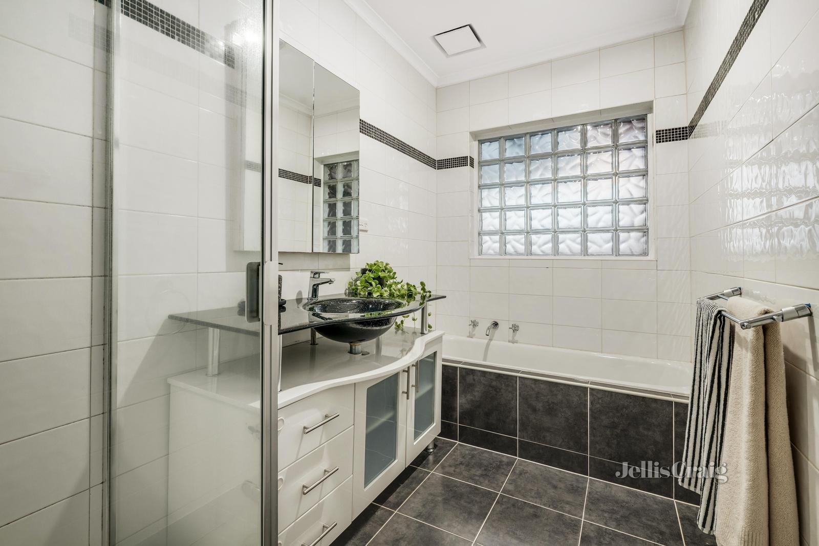 1/15 Illuka Crescent, Mount Waverley image 6