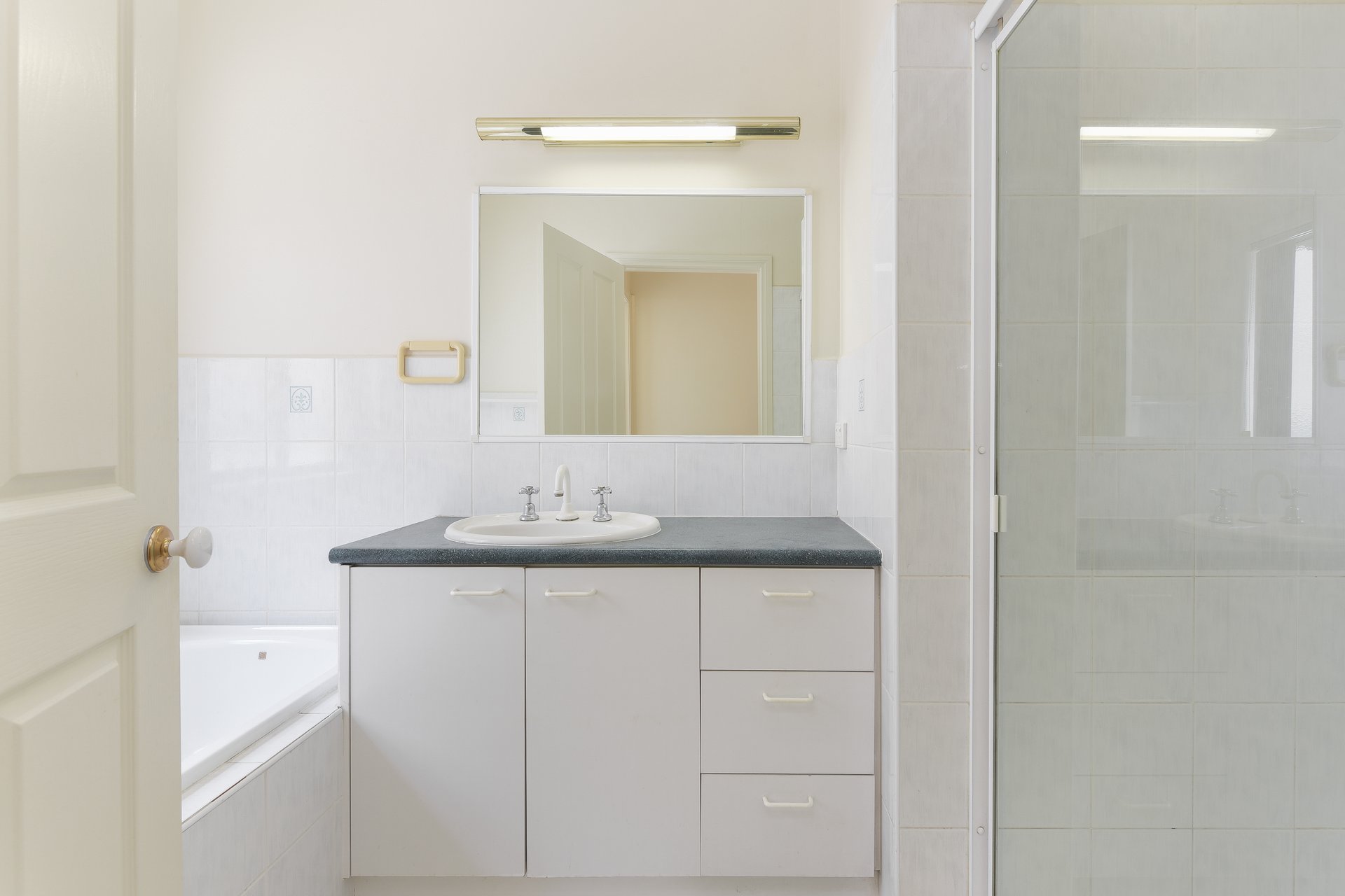 1/15 Kwinana Street, Glen Waverley image 5