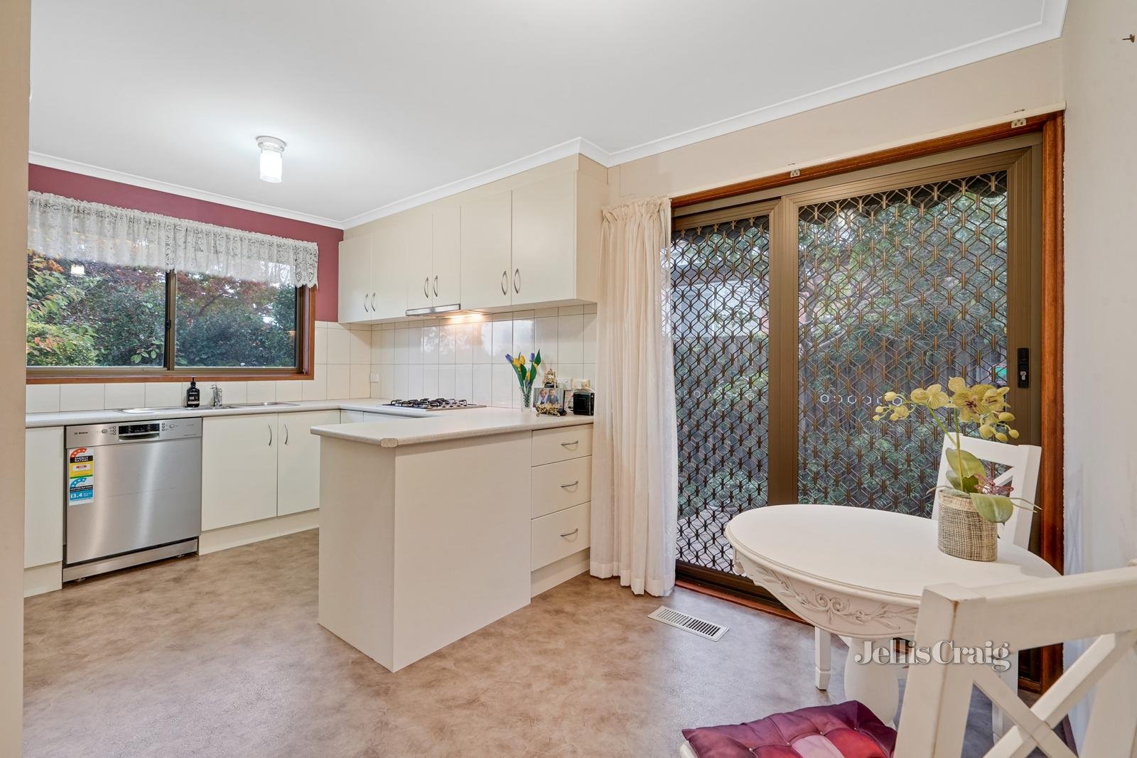 1/15 Valley Road, Mount Waverley image 5