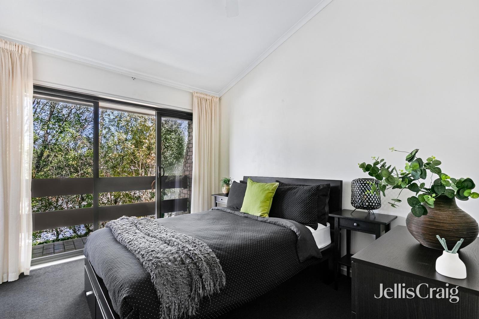 1/150 Hyde Street, Yarraville image 8