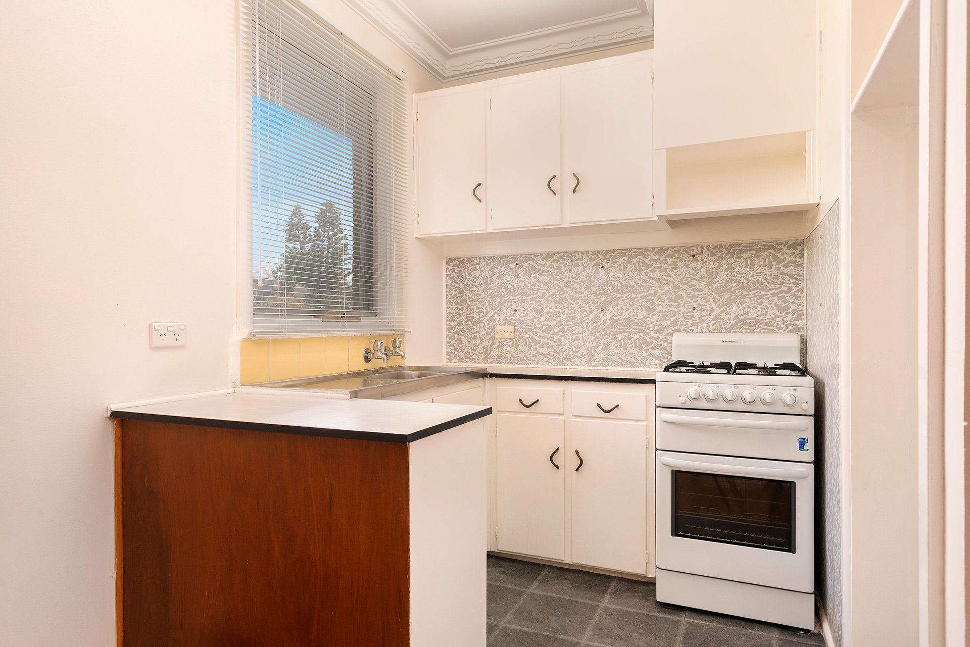 1/16 Albenca Street, Mentone image 4