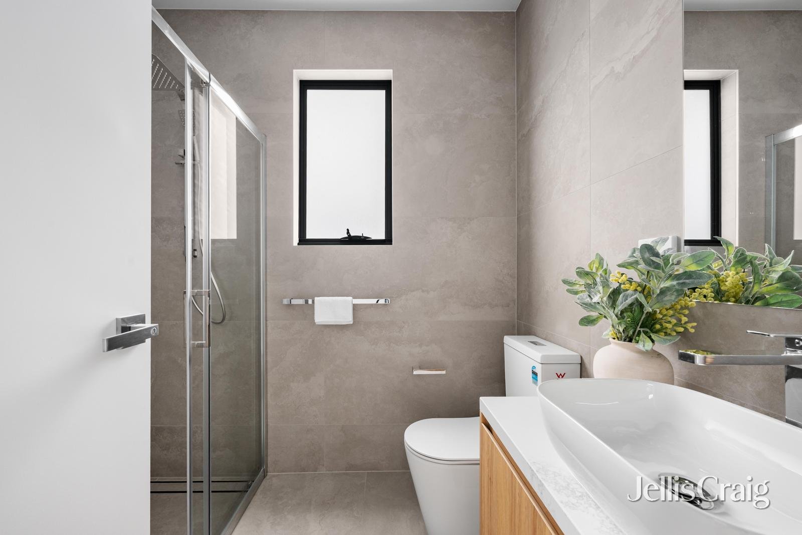 1/16 Irvine Crescent, Brunswick West image 8