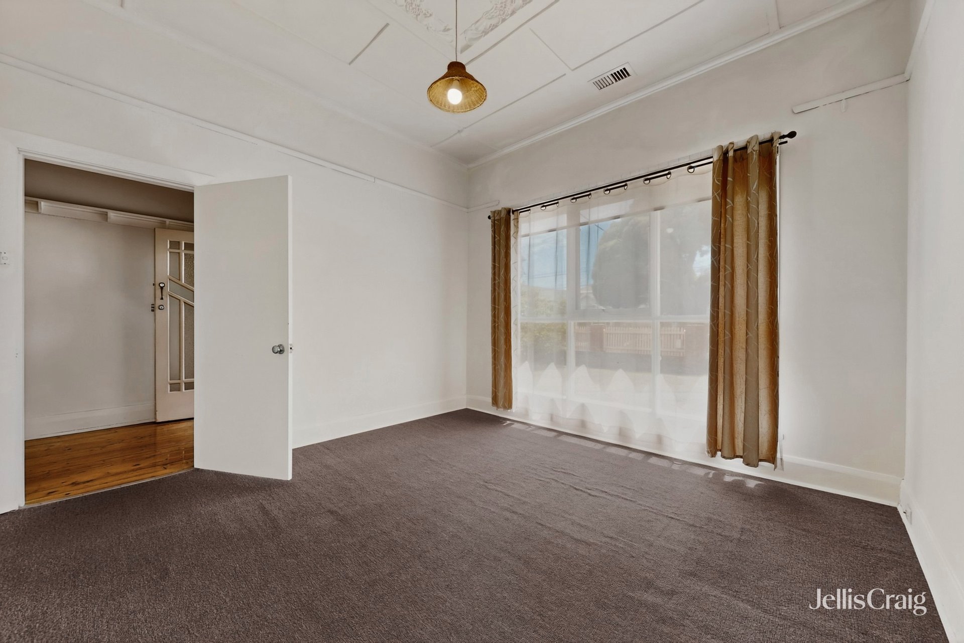 1/160 Oakleigh, Carnegie image 2