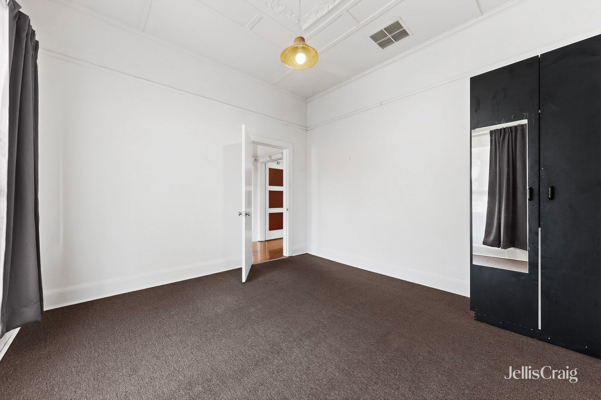 1/160 Oakleigh, Carnegie image 3
