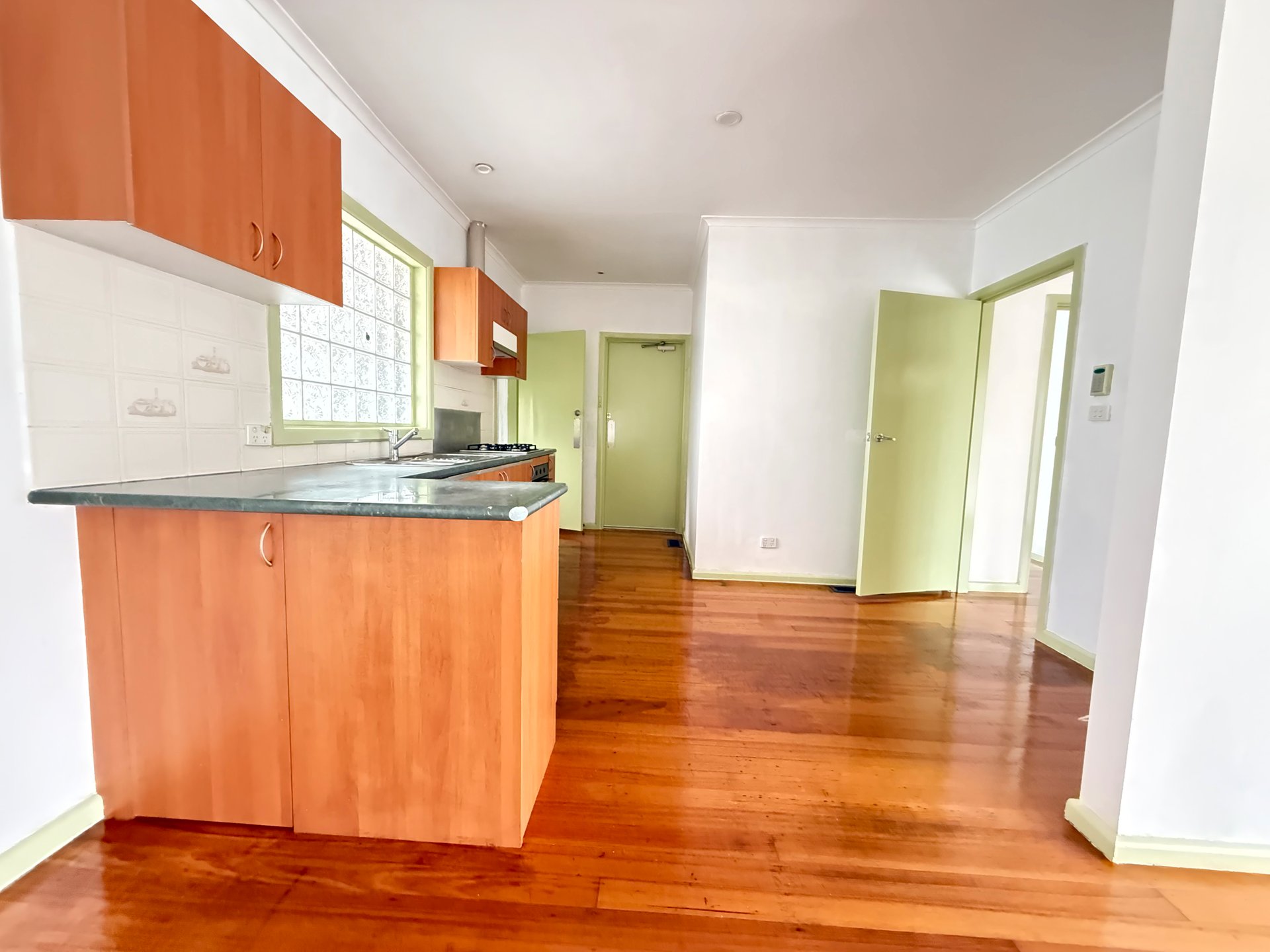 1/166 Blackburn Road, Glen Waverley image 2