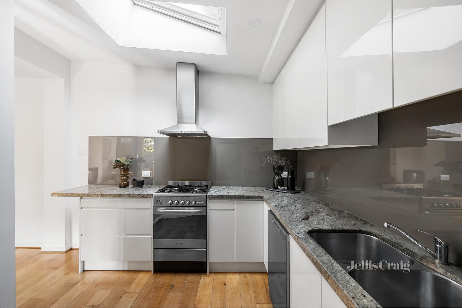 1/16a Macfarlan Lane, South Yarra image 6