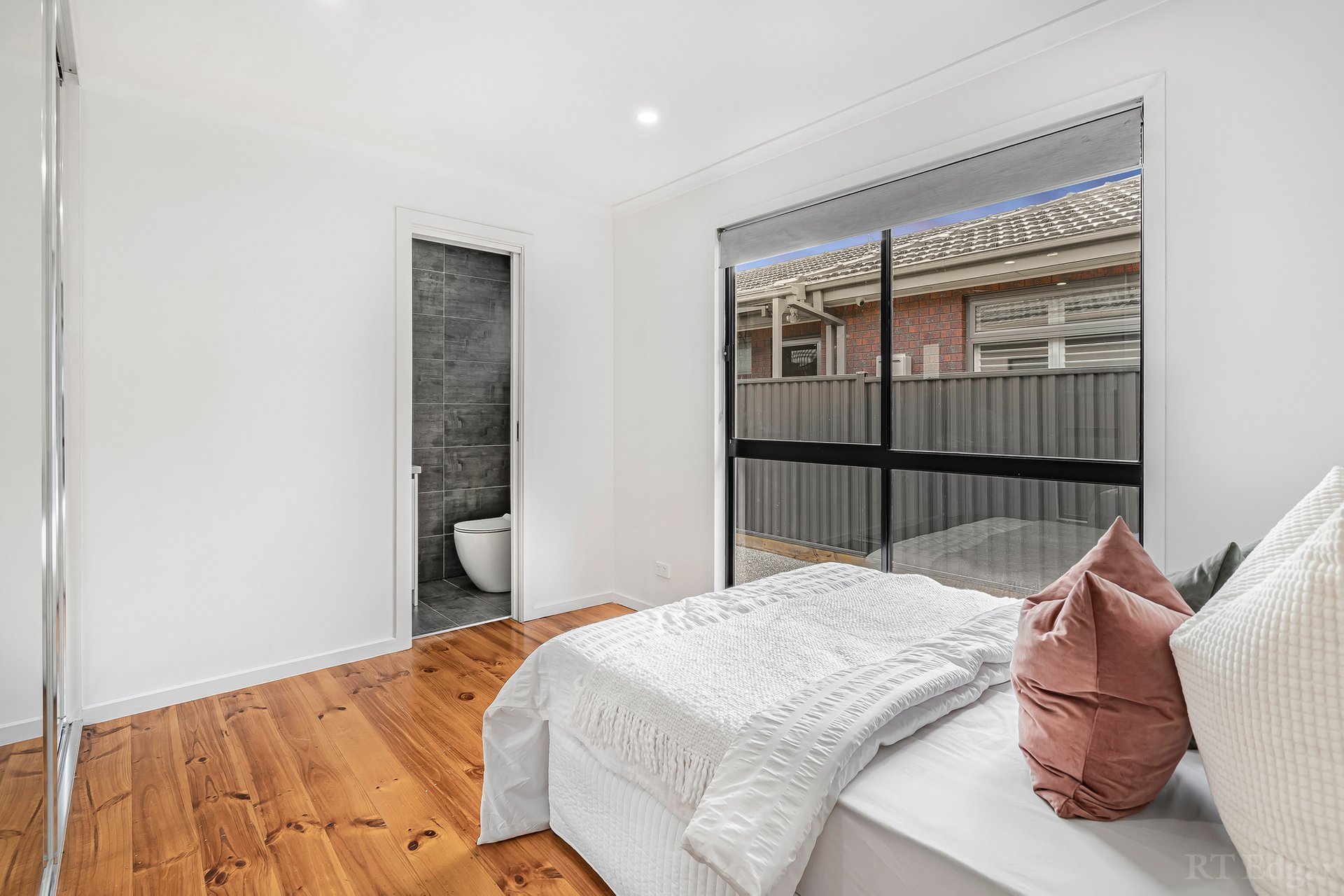 Property Gallery Thumbnail 16
