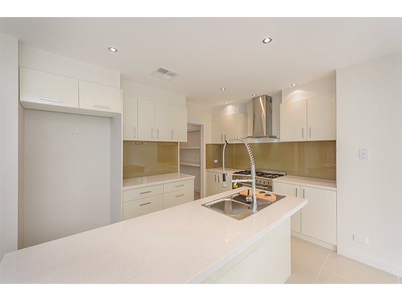 1/17 Thames Street, Box Hill image 3