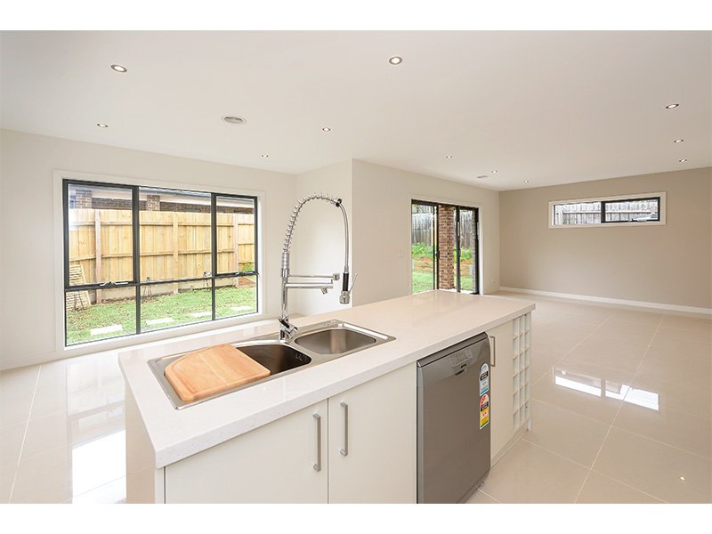 1/17 Thames Street, Box Hill image 4