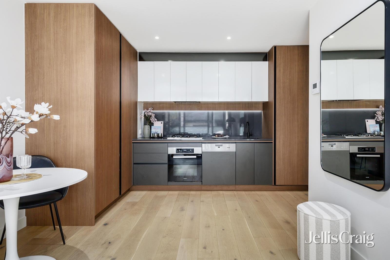 117/692 Whitehorse Road, Mont Albert image 2