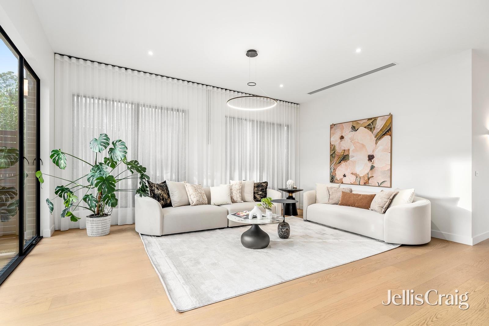 1/18 Broughton Road, Surrey&nbsp;Hills image 2