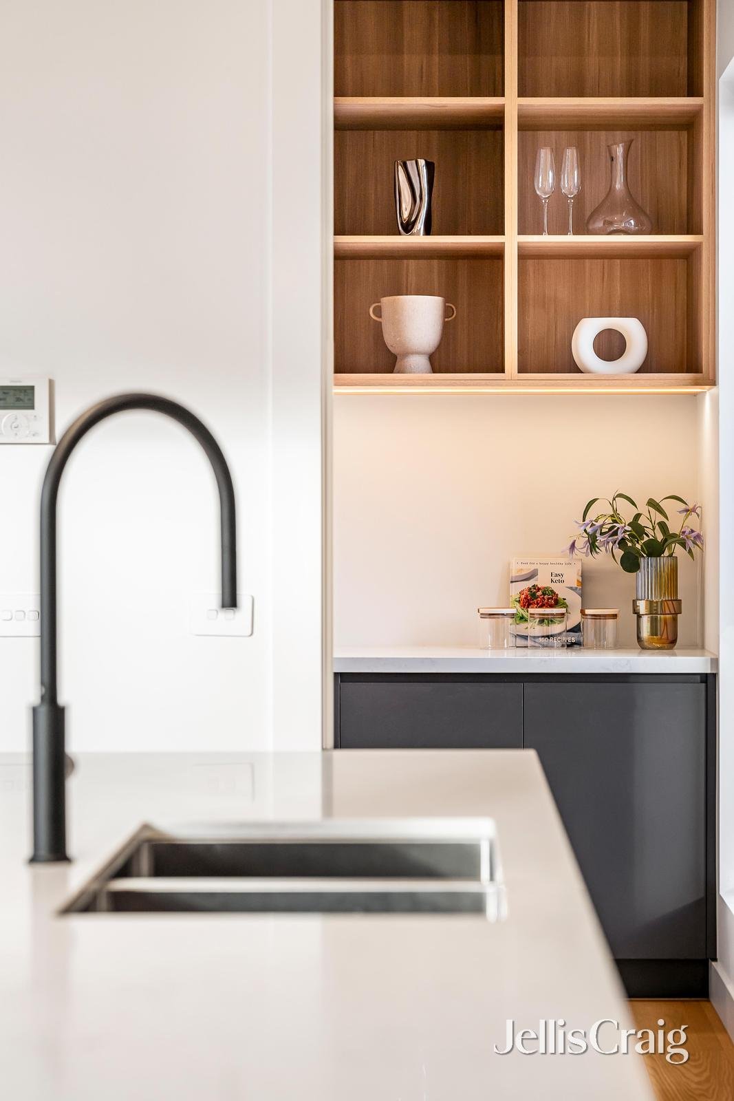 1/18 Broughton Road, Surrey&nbsp;Hills image 4