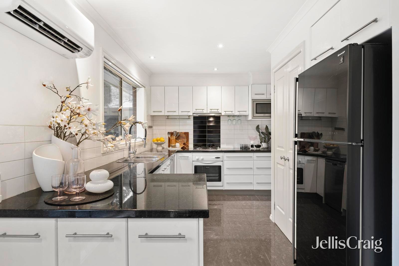 1/18 James Road, Croydon image 5