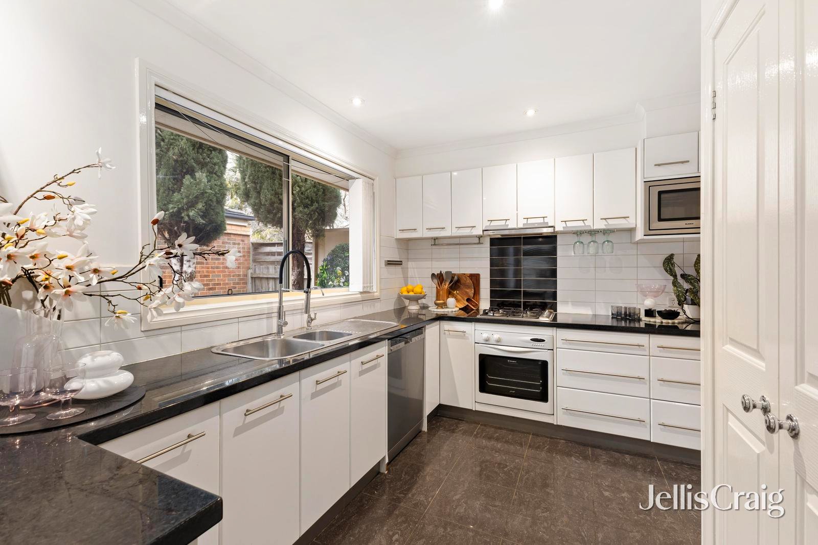 1/18 James Road, Croydon image 6