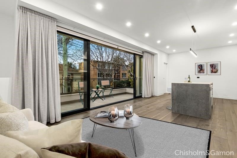 1/18 Joyce Street, Elwood image 2