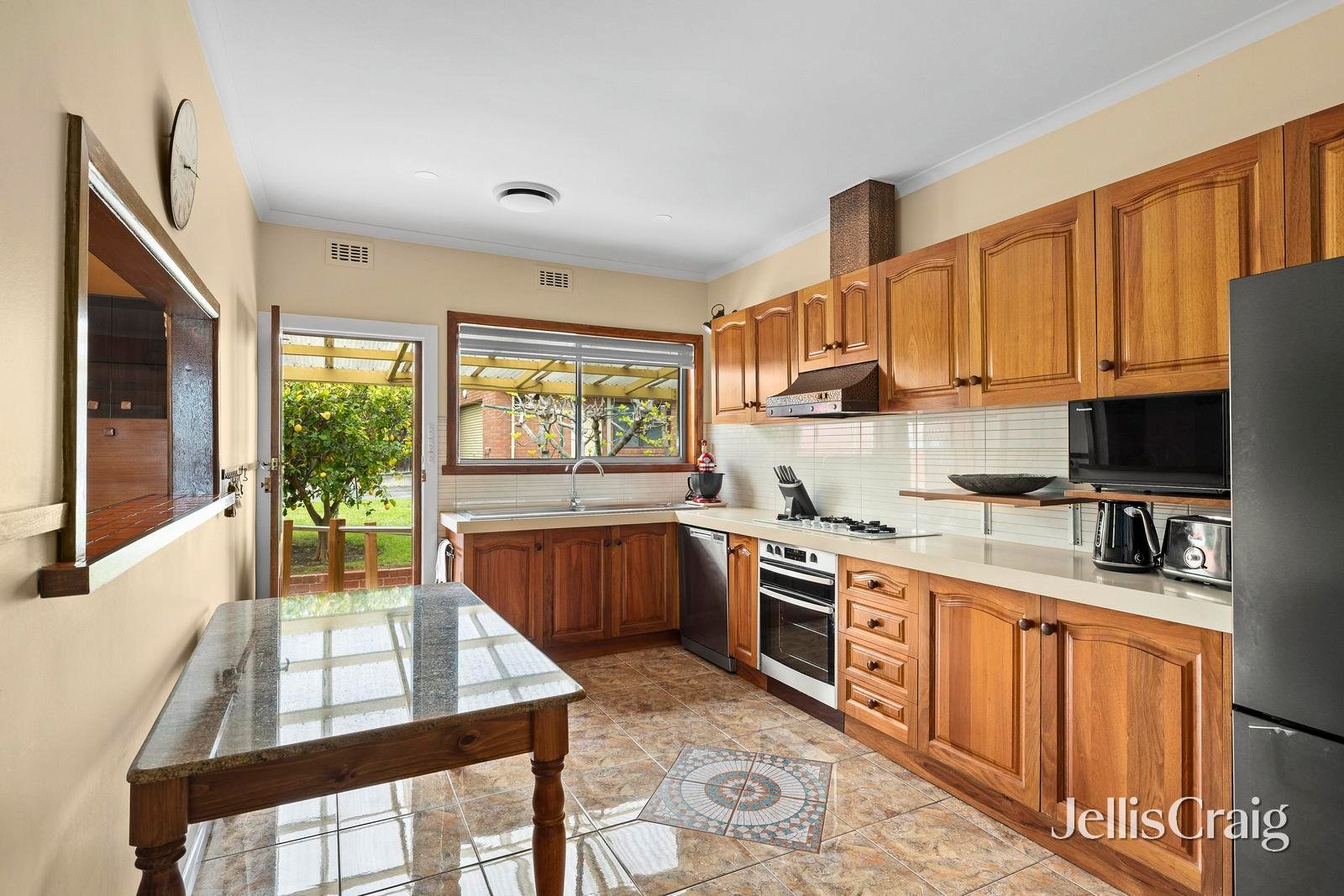 118 Windsor Crescent, Surrey Hills image 2