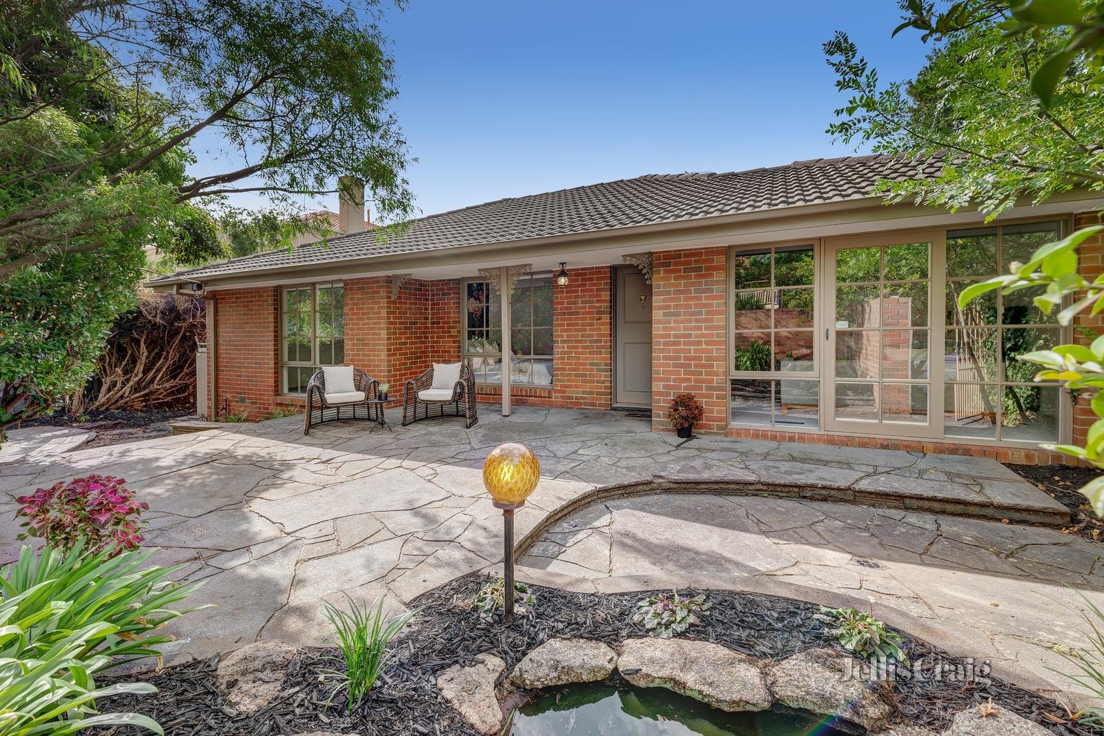 1/19 Grosvenor Parade, Balwyn image 1