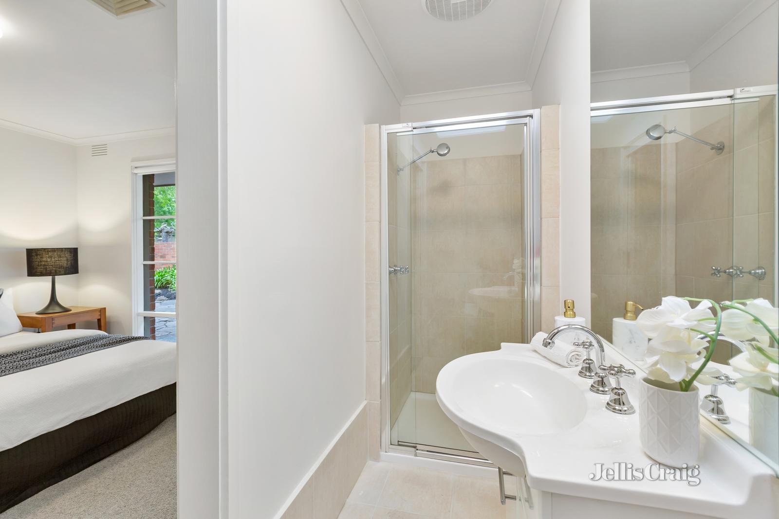 1/19 Grosvenor Parade, Balwyn image 8