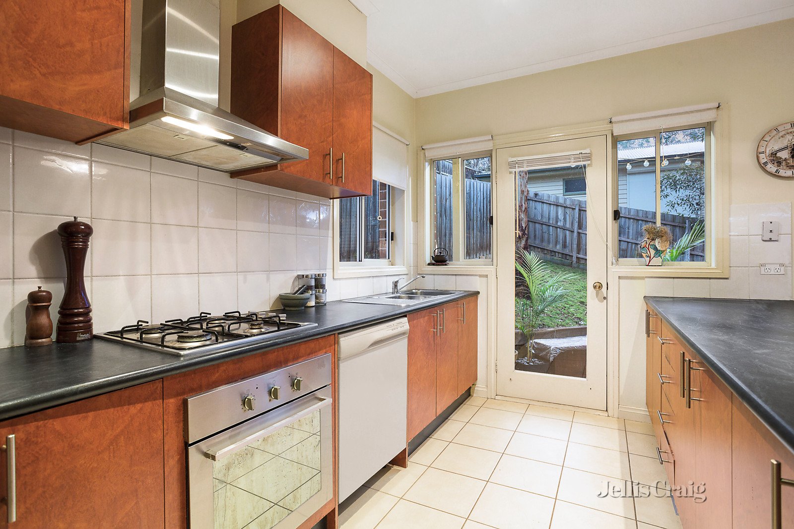 1/19 Karingal Drive, Montmorency image 5