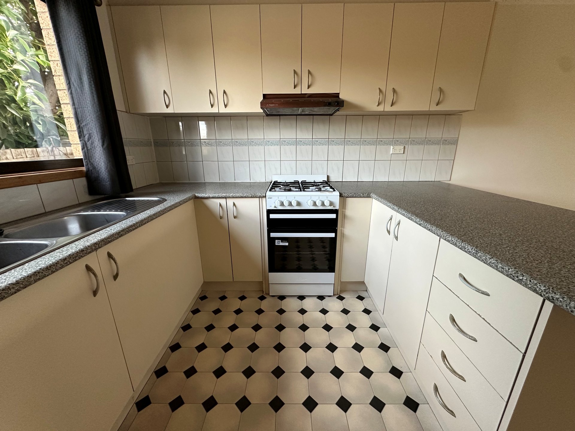 1/19 Riviera Street, Mentone image 3