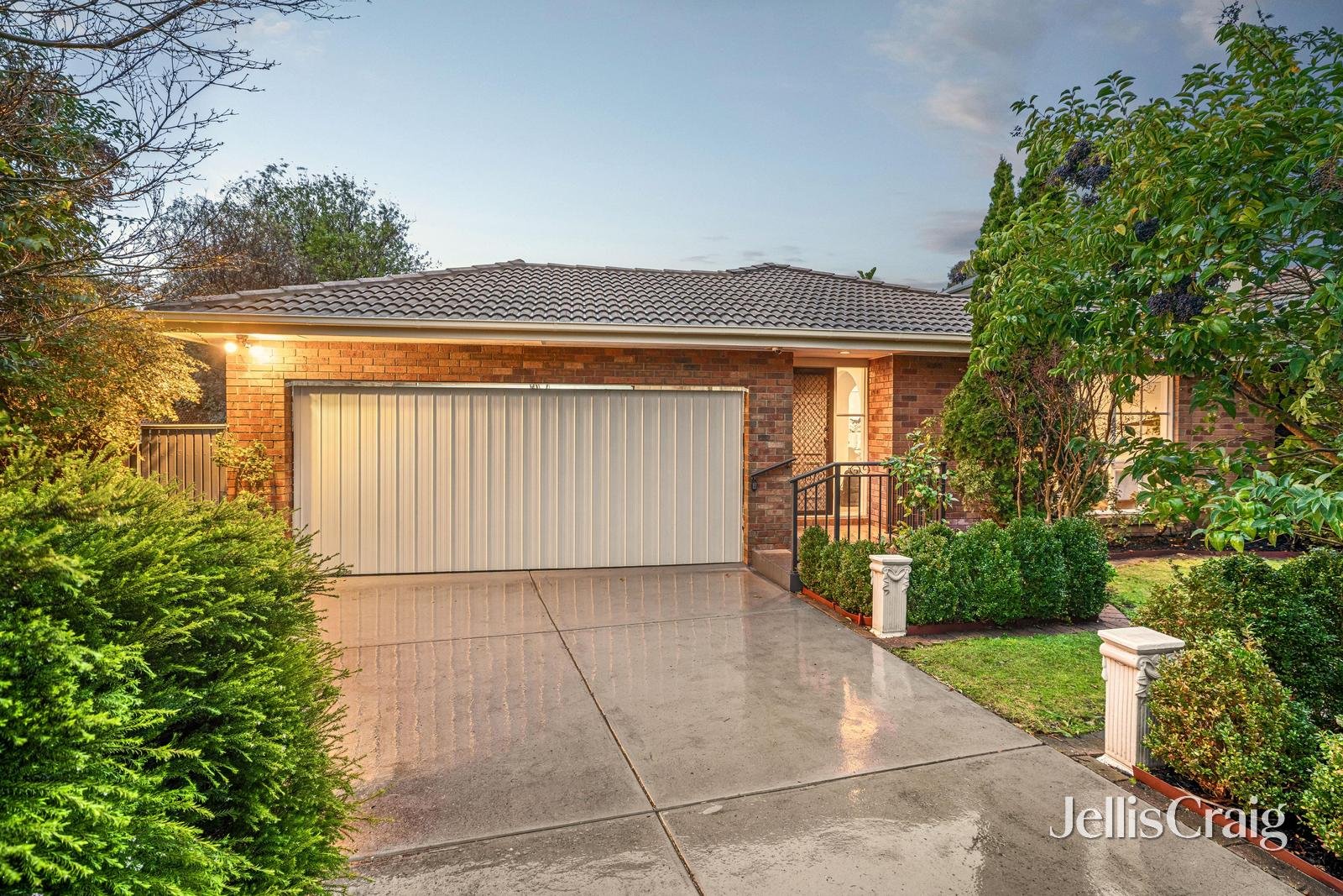 1/190 Weatherall Road, Cheltenham image 2