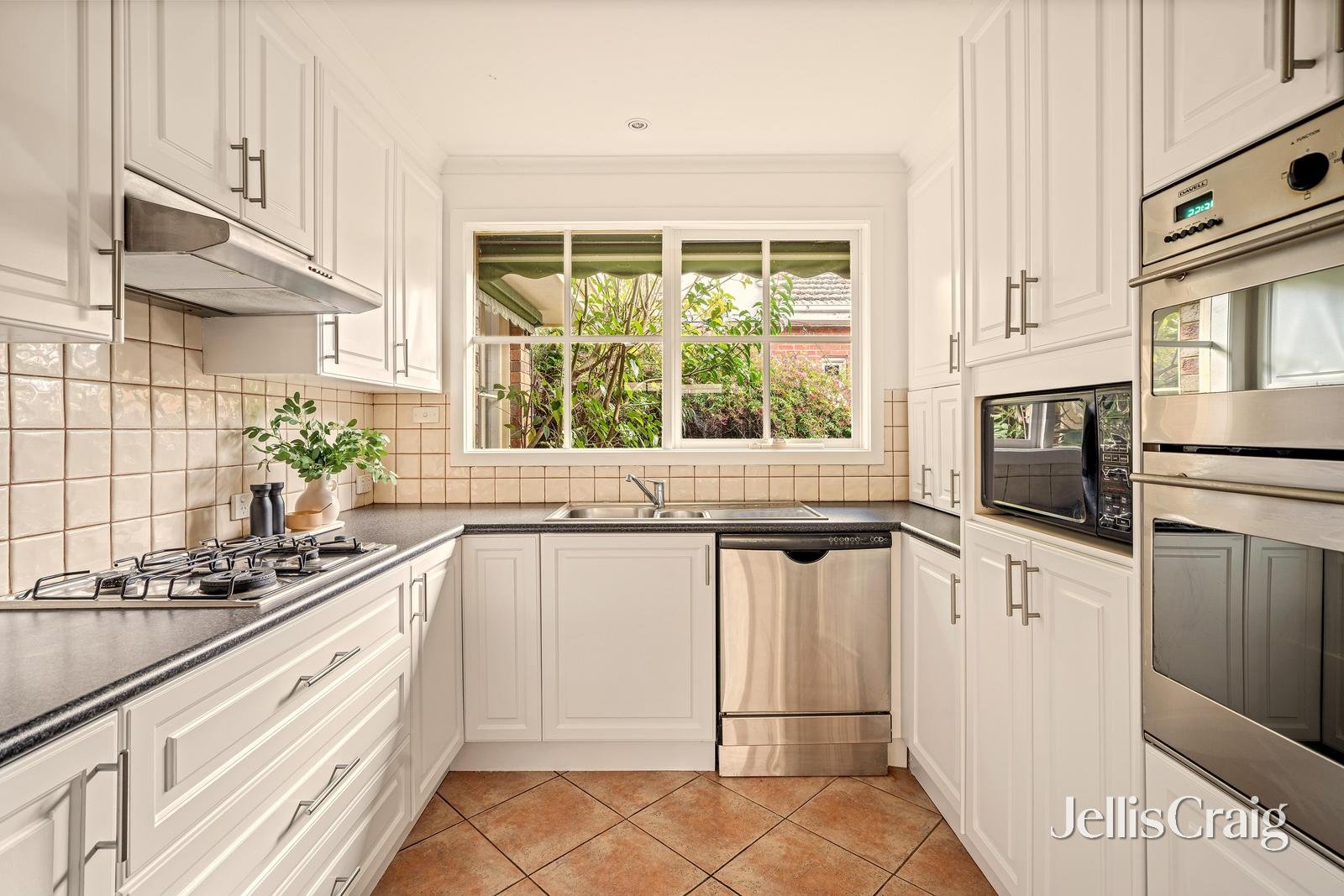 1/190 Weatherall Road, Cheltenham image 5