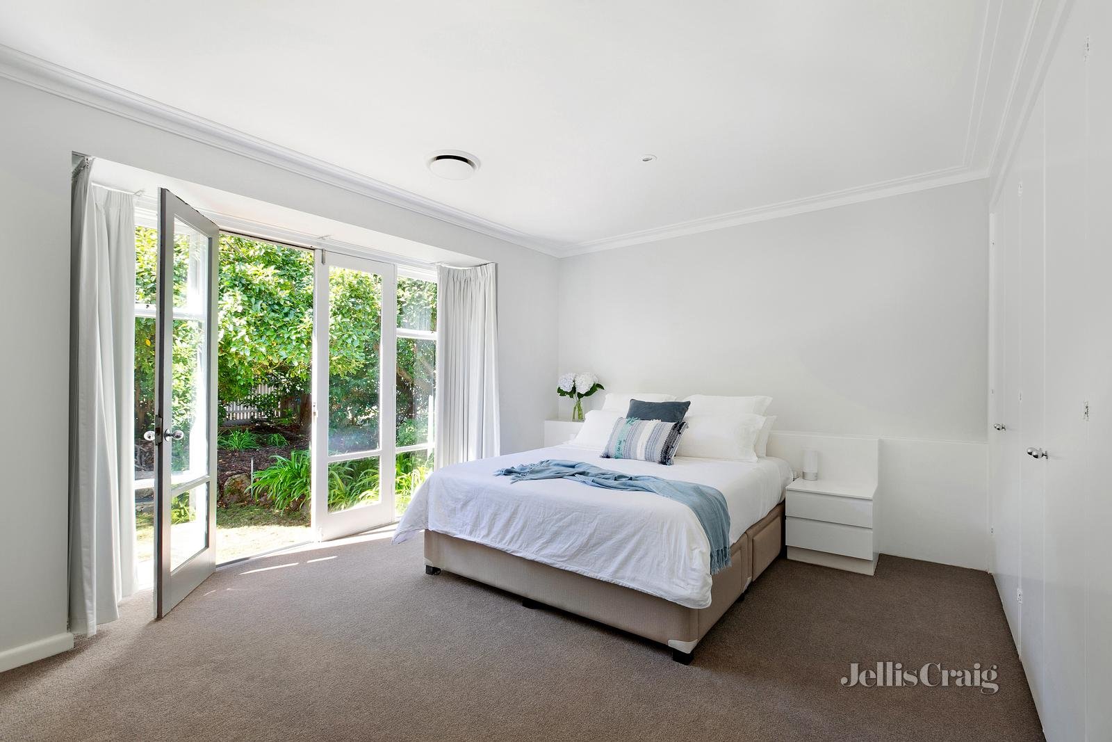 12 Airedale Avenue, Hawthorn East image 8