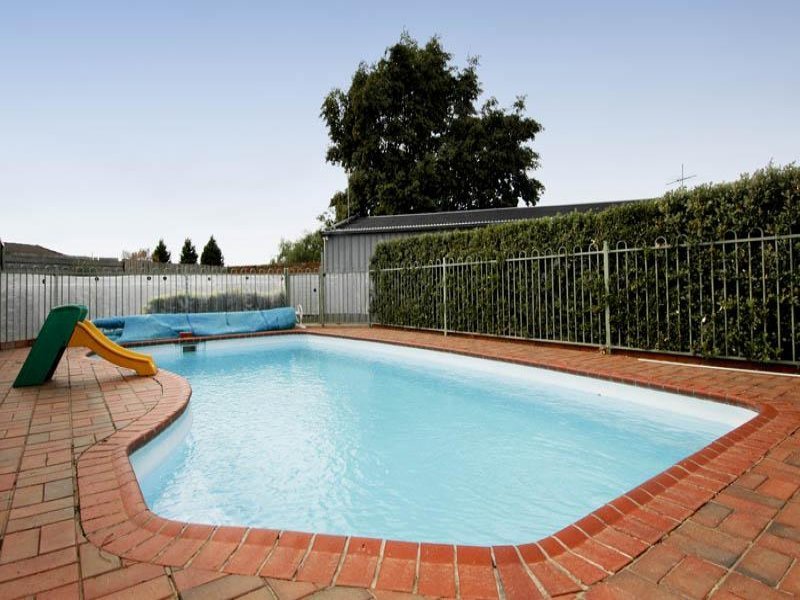 12 Armstrong Court, Whittington image 5