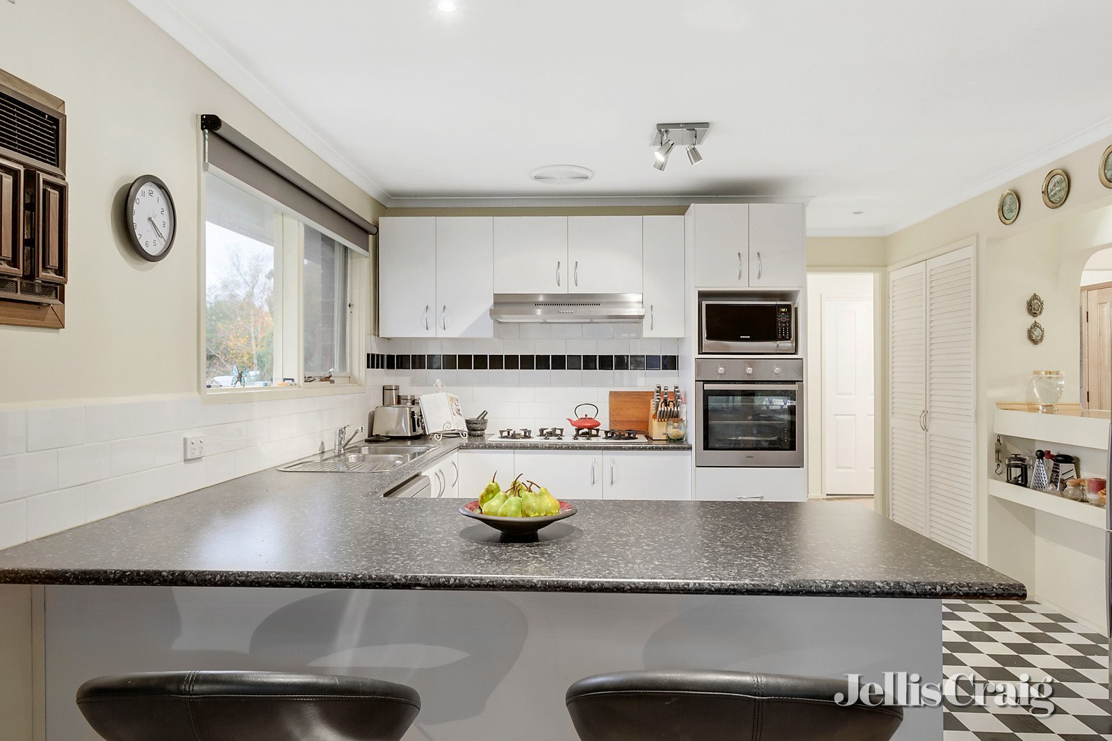 12 Autumn Grove, Mooroolbark image 2