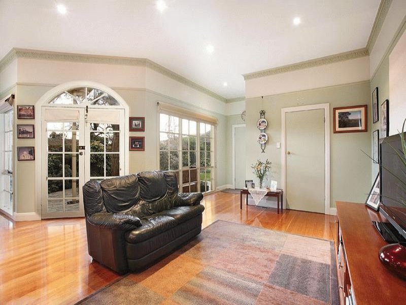 12 Barloa Road, Mont Albert image 6