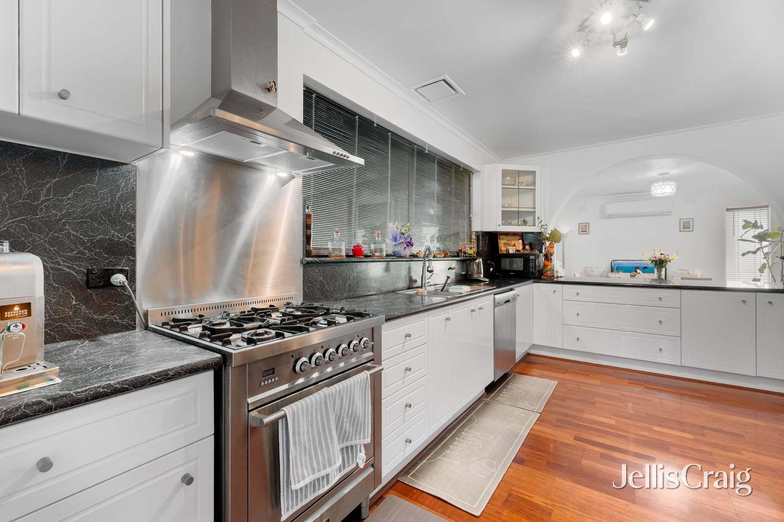 12 Barry Road, Burwood&nbsp;East image 4
