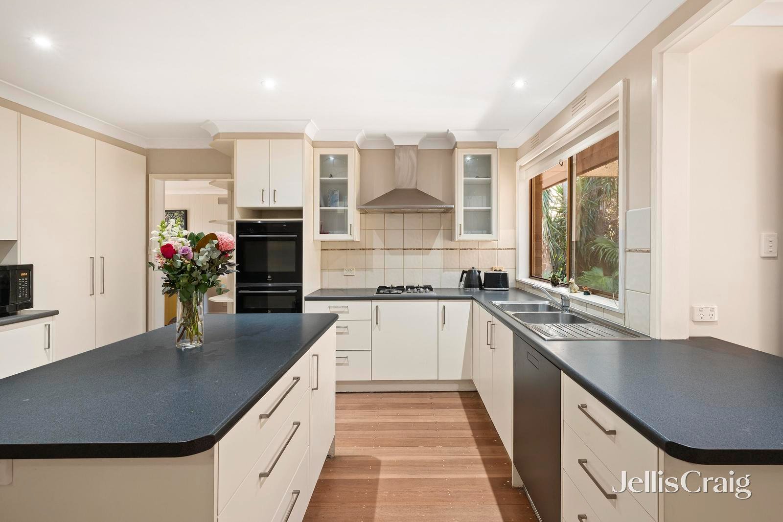 12 Blueberry Road, Mooroolbark image 2