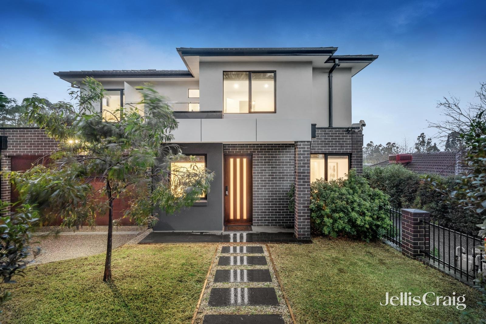 1/2 Boronia Grove, Doncaster East image 1