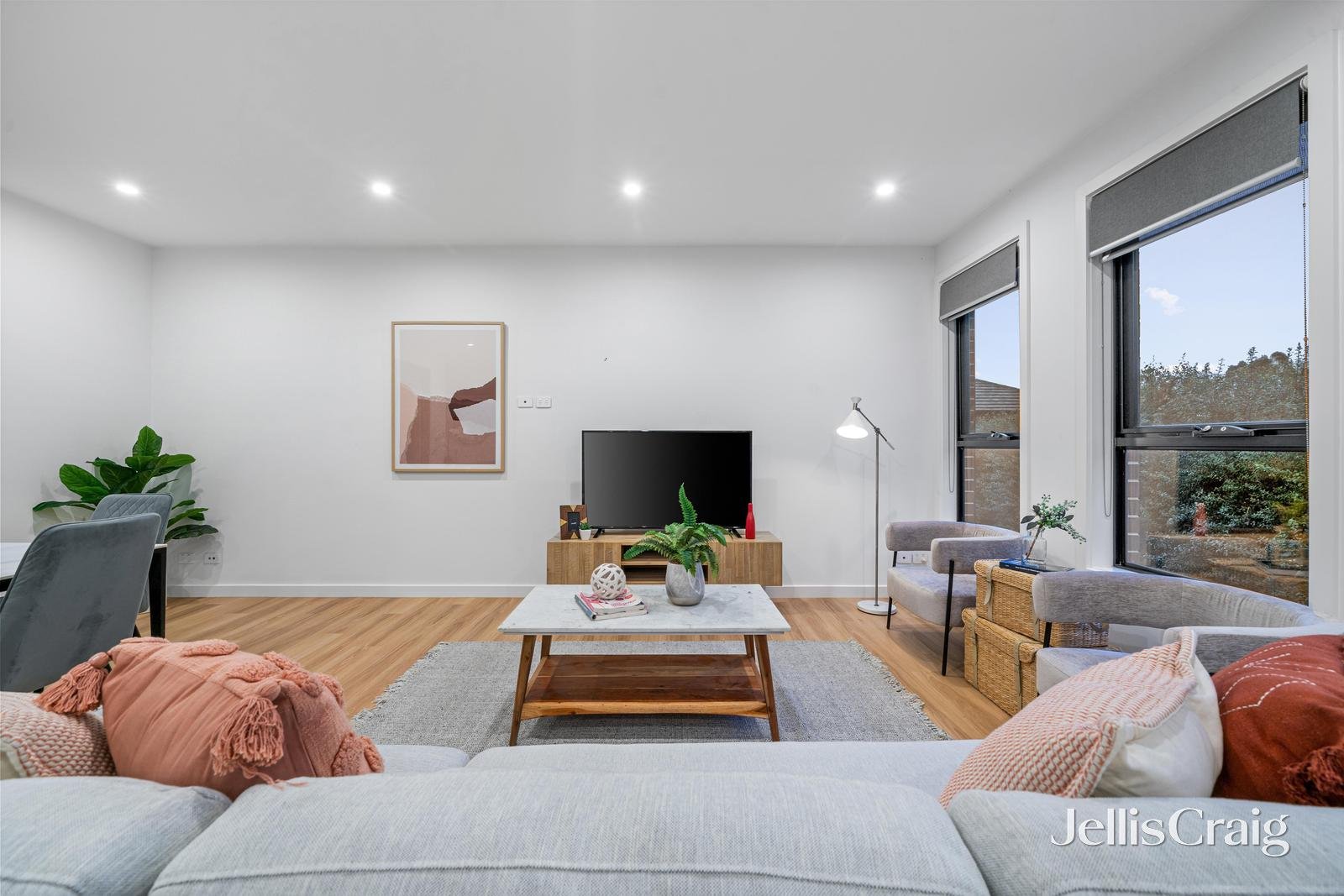 1/2 Boronia Grove, Doncaster East image 2