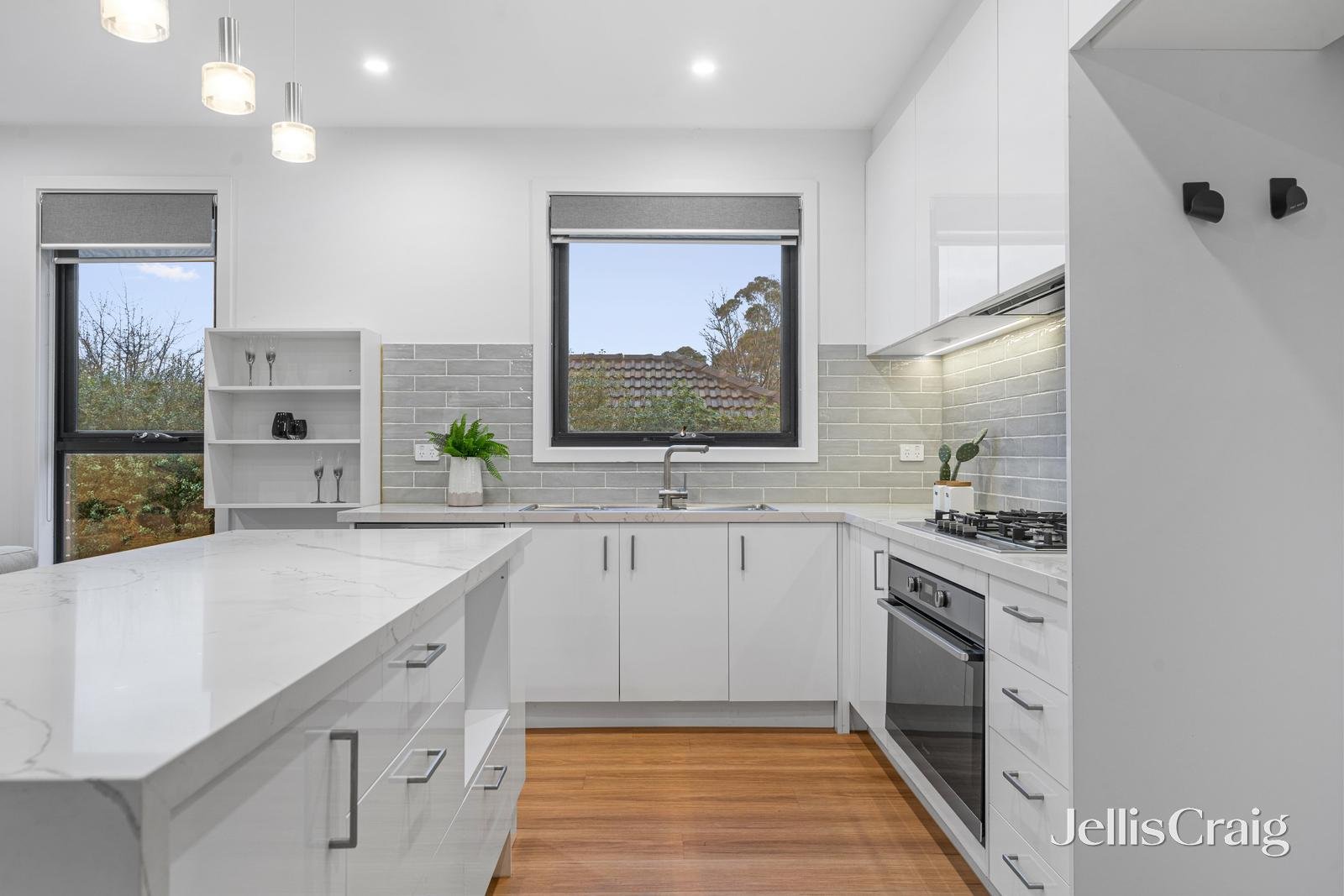 1/2 Boronia Grove, Doncaster East image 4