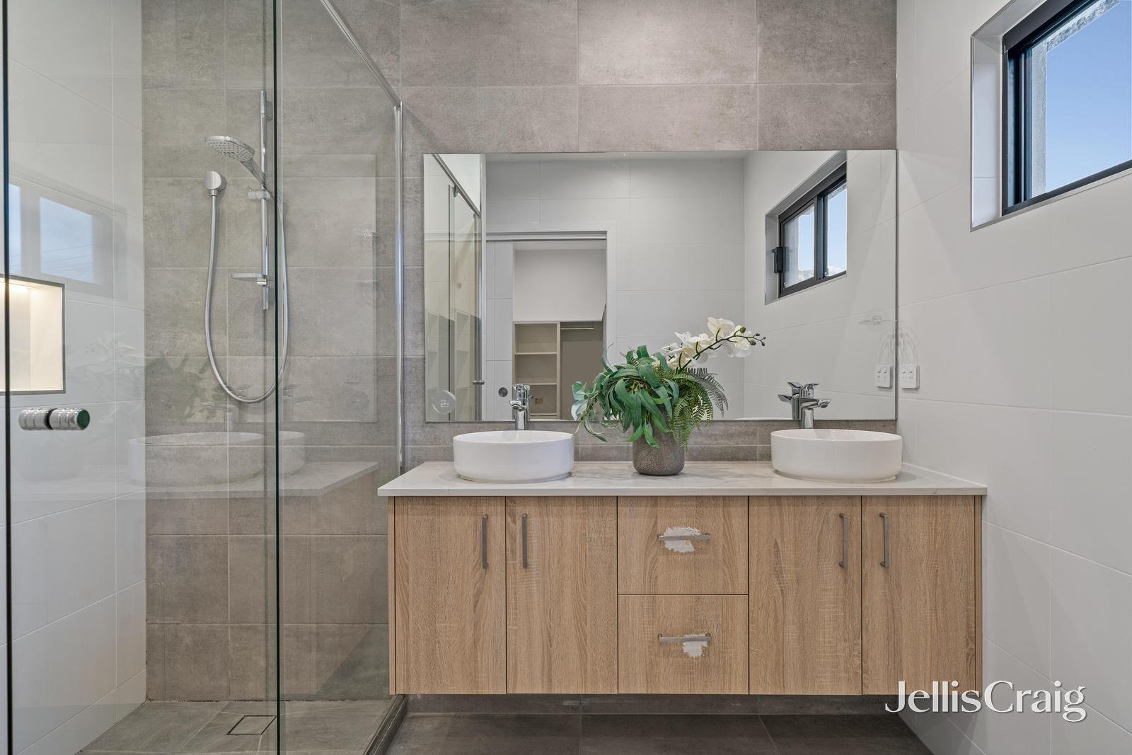 1/2 Boronia Grove, Doncaster East image 9