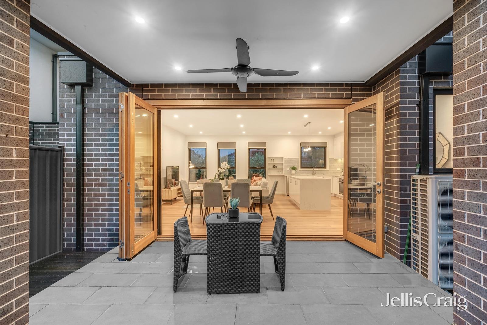 1/2 Boronia Grove, Doncaster East image 12