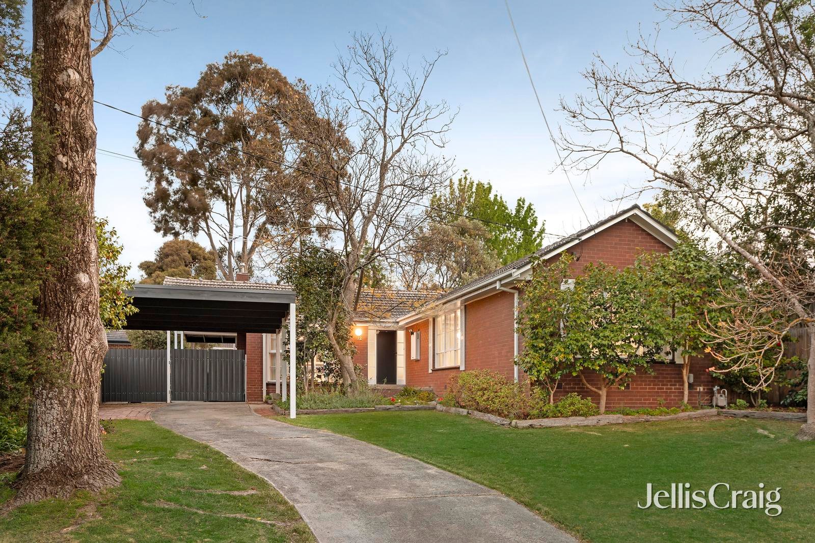 12 Broughton Avenue, Croydon image 1