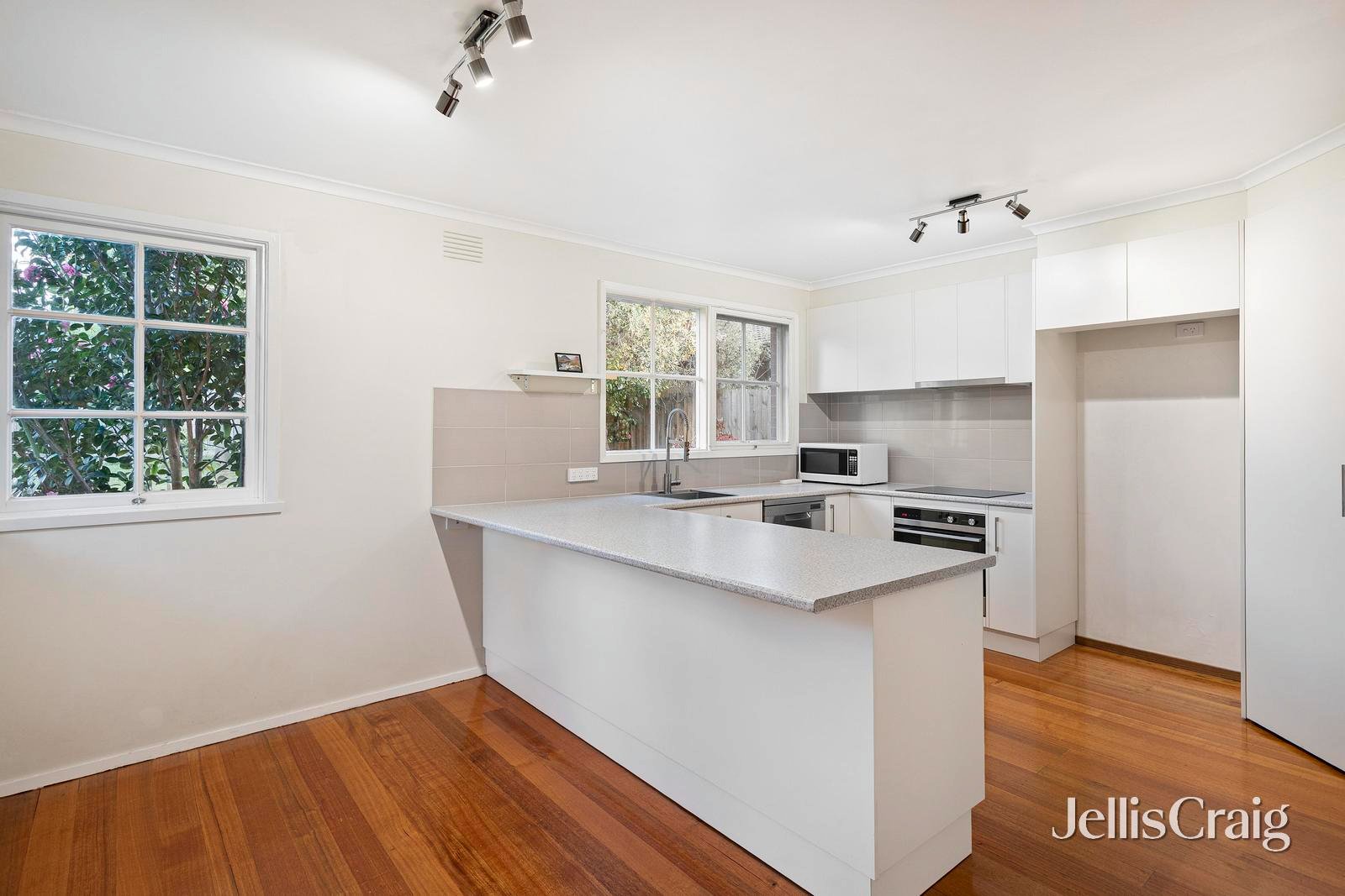 12 Broughton Avenue, Croydon image 7