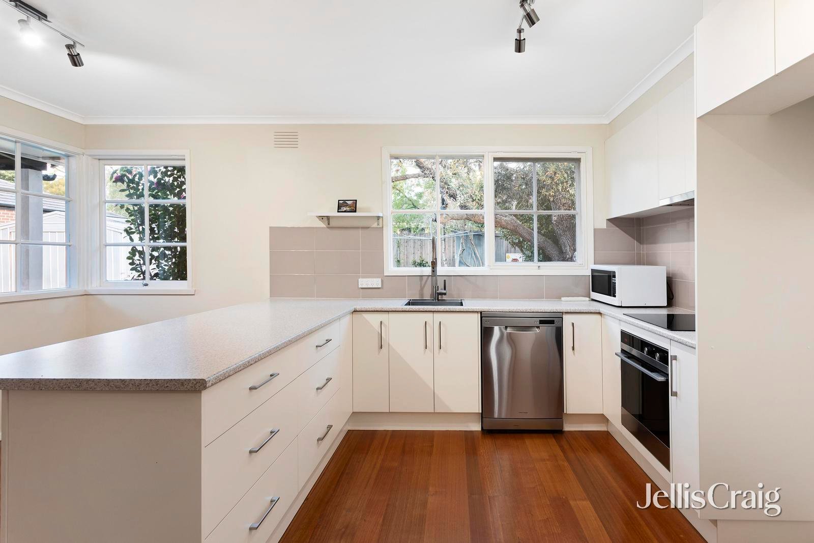 12 Broughton Avenue, Croydon image 8
