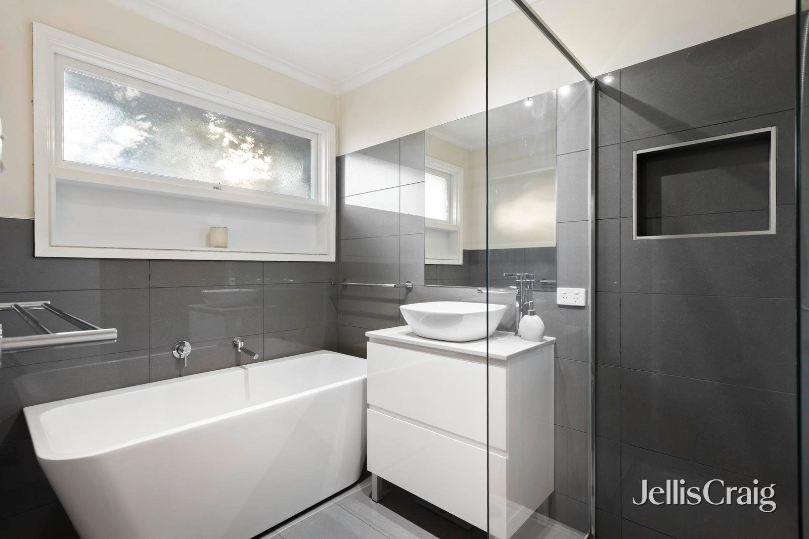12 Broughton Avenue, Croydon image 10