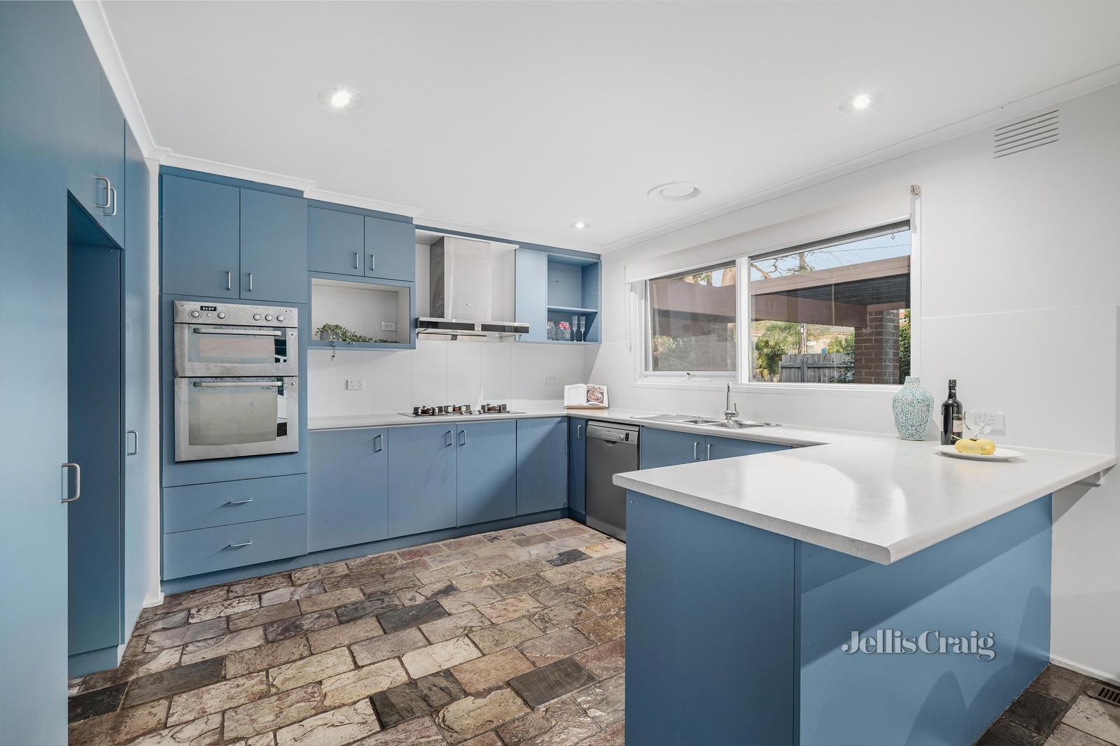 12 Bruford Avenue, Wheelers Hill image 4