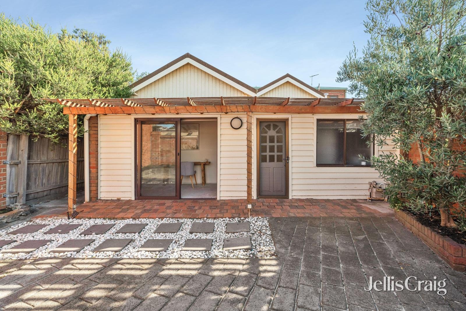 1/2 Chadwell Lane, Chelsea image 1