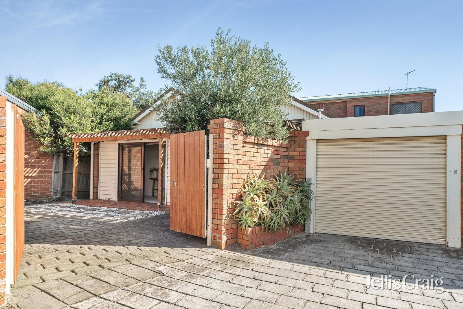 1/2 Chadwell Lane, Chelsea image 2